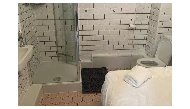 Turista faz reserva em site de hospedagem e descobre que espaço era um banheiro