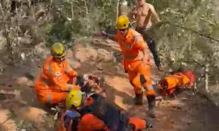 Jovem é resgatado com ferimentos após sofrer acidente durante trilha de motocross