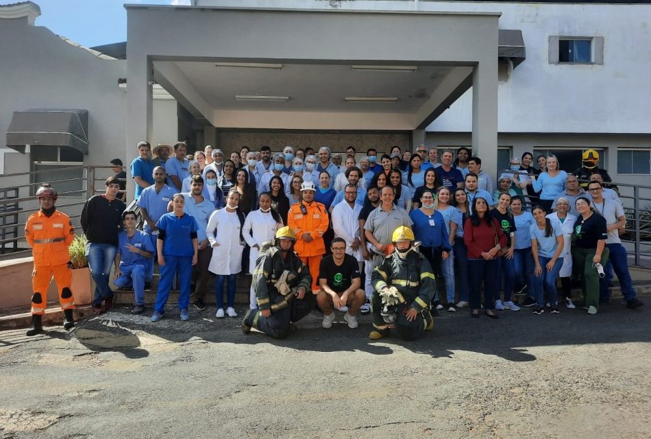 Funcionários da Santa Casa participam de treinamento que simula situação de incêndio na entidade