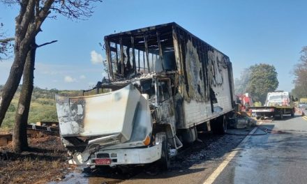 Caminhão baú pega fogo na MG-050, em Divinópolis