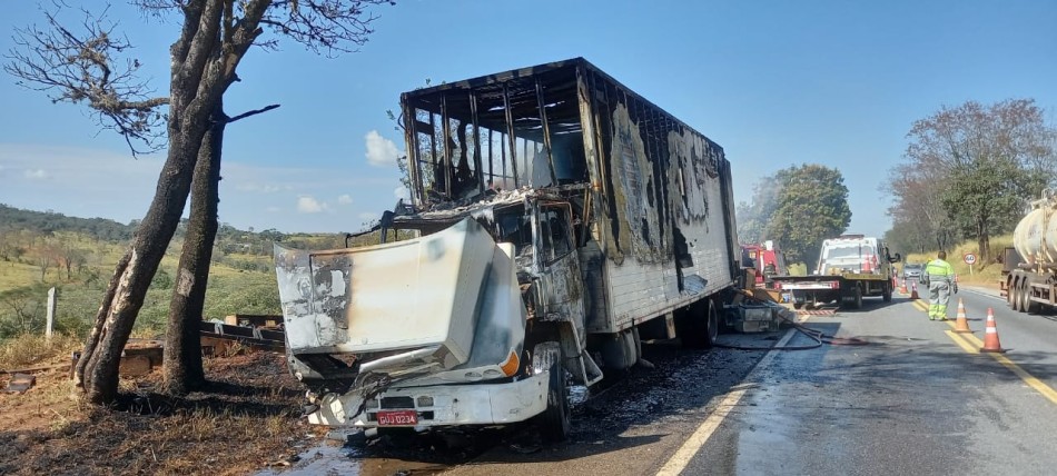 Caminhão baú pega fogo na MG-050, em Divinópolis