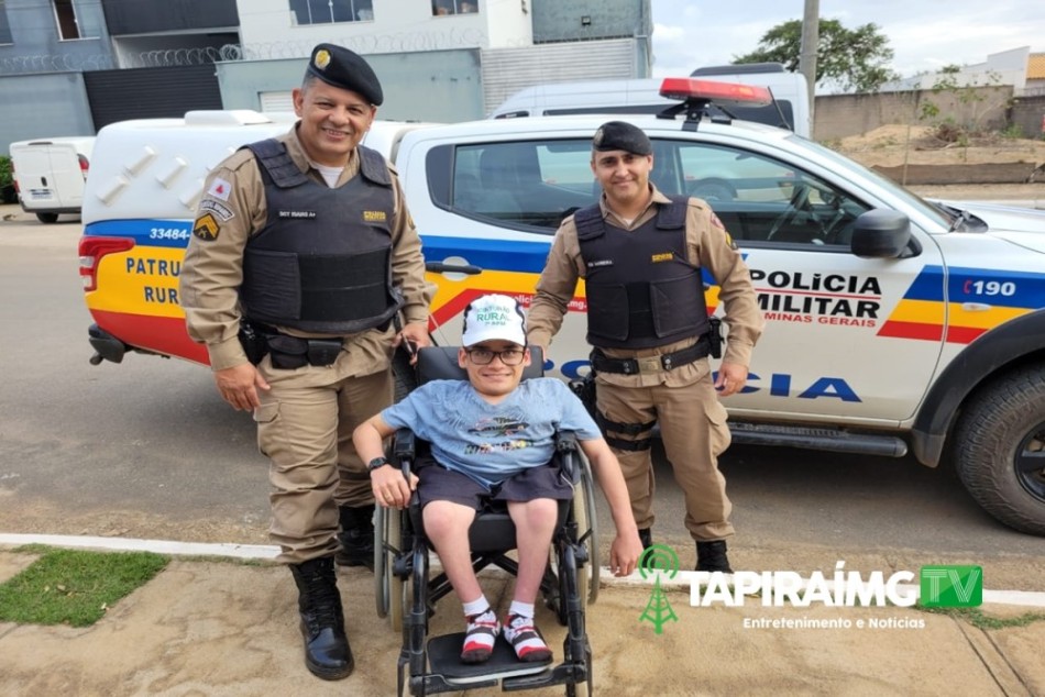 Policiais fazem surpresa para jovem que admira a PM, em Lagoa da Prata