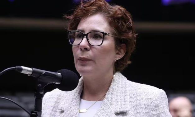 Zambelli alega inocência dela e de Bolsonaro em relação com hacker preso pela PF