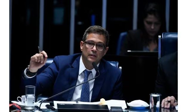 Campos Neto vê cartão de crédito como ‘grande problema’ e estuda fim do rotativo