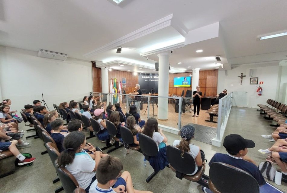Alunos do Santa Teresinha visitam a Câmara Municipal