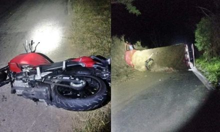 Caminhão carregado com batatas bate em moto e tomba no Sul de MG