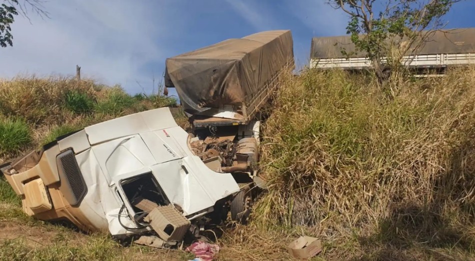 Colisão entre carreta e caminhão deixa três feridos na BR-050