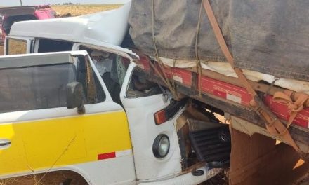 Homem morre em acidente envolvendo veículo de transporte escolar e caminhão em MG