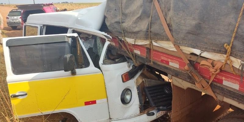Homem morre em acidente envolvendo veículo de transporte escolar e caminhão em MG