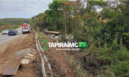 Duas pessoas ficam feridas após carreta capotar na BR-494