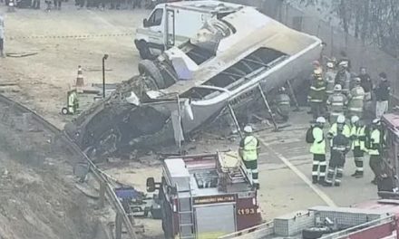 Ônibus com torcedores do Corinthians capota e deixa sete mortos