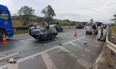 Carro capota e mulher morre após ser arremessada para fora do veículo na Fernão Dias