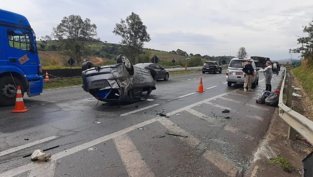 Carro capota e mulher morre após ser arremessada para fora do veículo na Fernão Dias