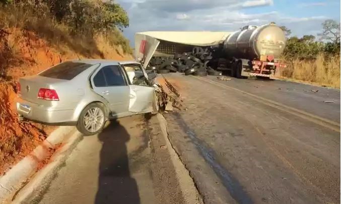 Acidente com três veículos causa vazamento de etanol e fecha BR-365