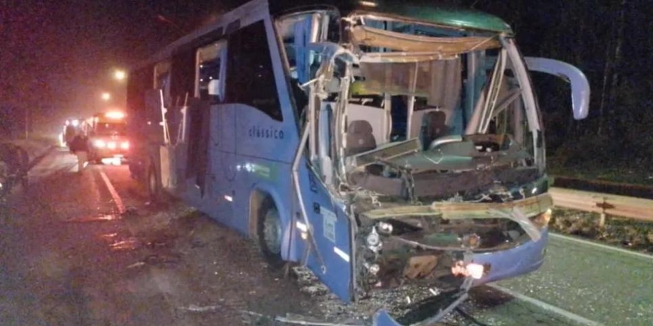 Acidente entre ônibus e caminhão deixa 10 pessoas feridas na BR-040 em Nova Lima