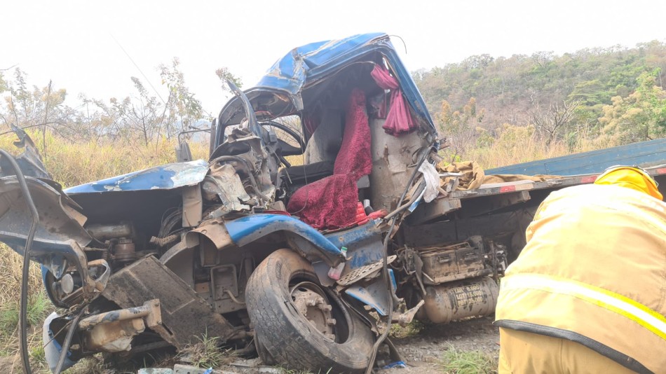 Homem fica ferido após colisão entre carreta e caminhão na BR-354, na entrada da comunidade de Serrinha
