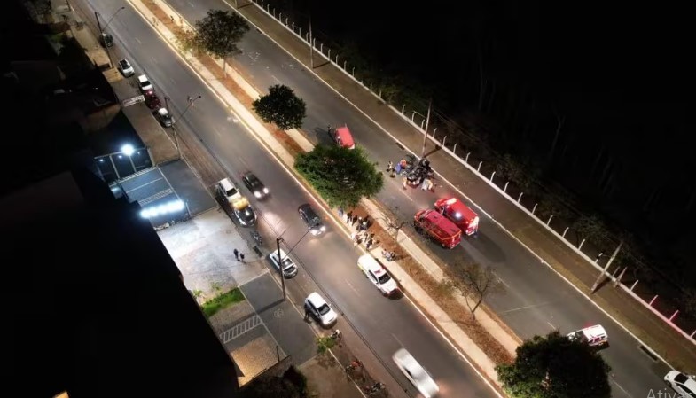 Dois jovens morrem e dois ficam feridos após carro sair da pista e bater em poste