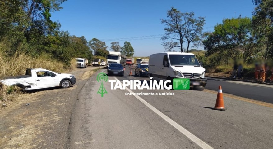 Homem fica ferido após acidente entre caminhonete e Van na BR-262