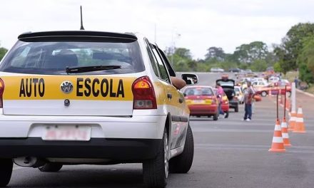 Candidata confunde os pedais, acelera carro e mata pedestre em prova de direção