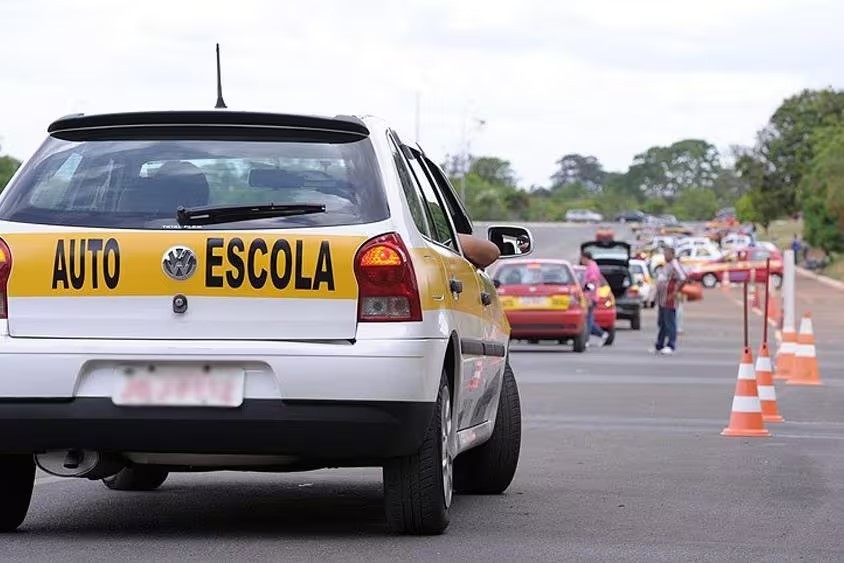 Candidata confunde os pedais, acelera carro e mata pedestre em prova de direção