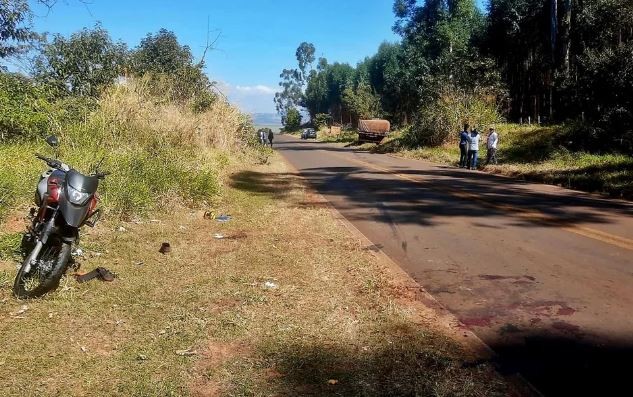 Batida entre moto e caminhão mata tio e sobrinho no Sul de Minas