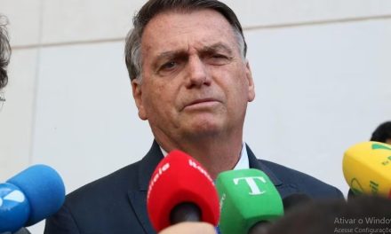 Ex-presidente Jair Bolsonaro é internado em hospital de São Paulo