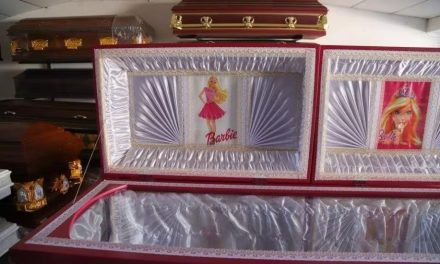 Funerária oferece aos clientes caixões cor-de-rosa inspirados na ‘Barbie’