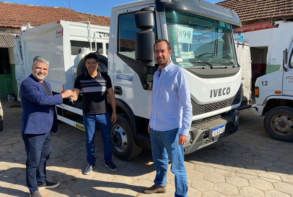 Formiga recebe novo caminhão compactador de lixo