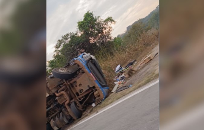 Homem morre após caminhão tombar na BR-494, em Nova Serrana