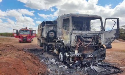 Carreta fica destruída após pegar fogo na MG-170, em Arcos