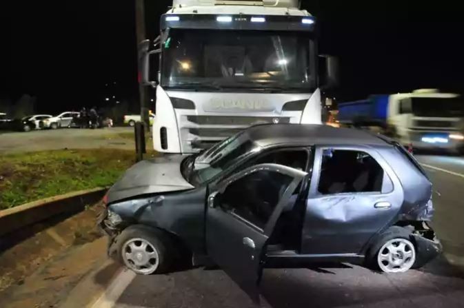 Carreta carregada com refrigerantes perde freio e atinge cinco carros em Minas