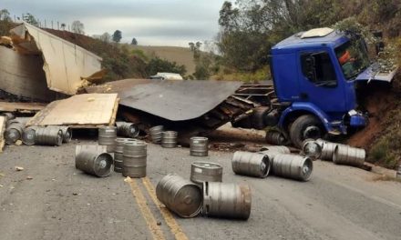 Carreta com barris de chope tomba e interdita trânsito no Sul de Minas