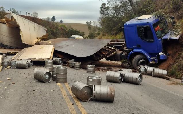Carreta com barris de chope tomba e interdita trânsito no Sul de Minas