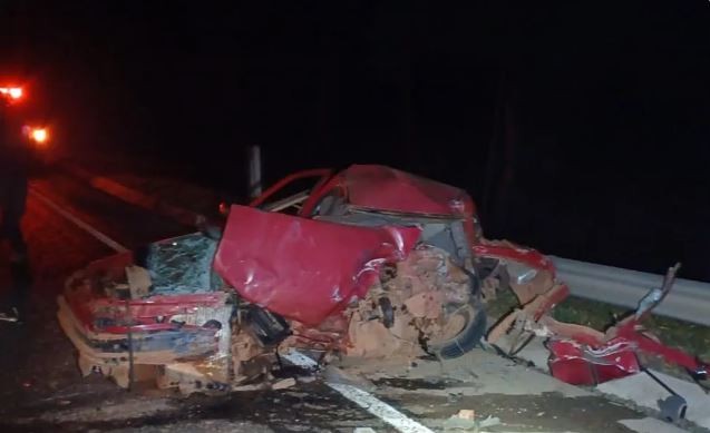 Homem morre após carro bater de frente com ônibus na MG-050