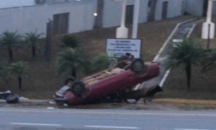 Idoso fica ferido após carro capotar em Divinópolis