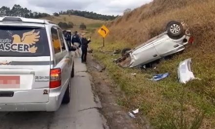 Mulher morre após carro rodar, invadir contramão e capotar