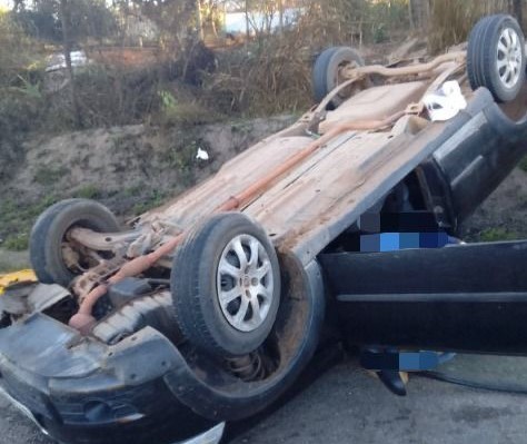 Jovem morre após carro capotar em Pains