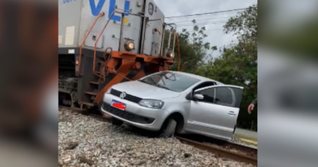 Carro colide contra trem em Carmo do Cajuru