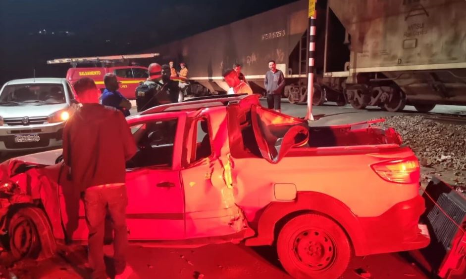 Homem fica ferido após carro colidir contra locomotiva e atingir muro em Itaúna