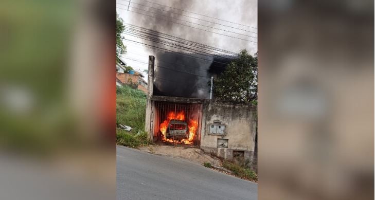 Carro pega fogo dentro de garagem em Divinópolis