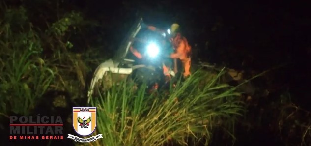 Motorista bêbado é preso após fugir da blitz, perder controle da direção e carro sair da pista