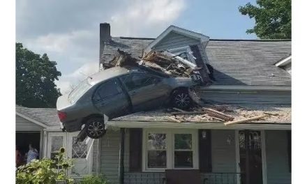 Motorista perde o controle de carro, ‘voa’, e vai parar sobre telhado de casa