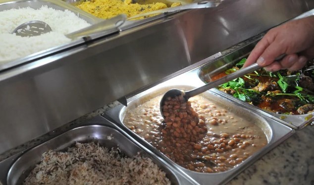 Famílias brasileiras desperdiçam mais de um salário mínimo por ano jogando comida no lixo, diz pesquisa
