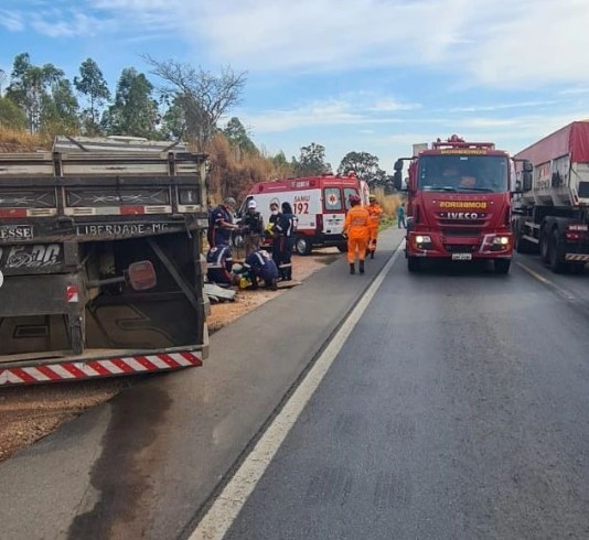 Engavetamento envolvendo quatro carretas é registrado na BR-354