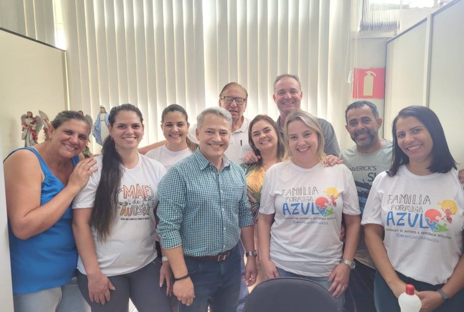 Integrantes da Família Formiga Azul visitam a Câmara Municipal