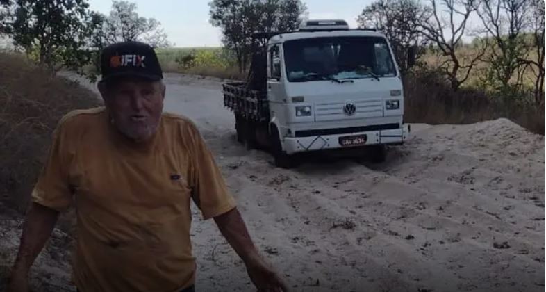 Caminhoneiro de 80 anos que desapareceu há uma semana estava atolado em estrada em Minas