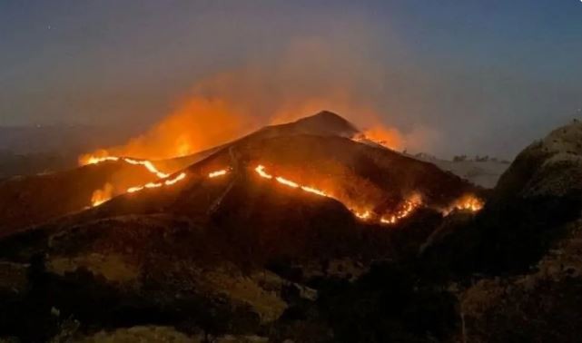 Bombeiros combatem incêndio de grandes proporções na Serra da Bocaina, em Lavras