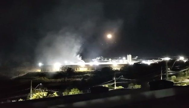 Fumaça densa é vista saindo de dentro da Penitenciária de Formiga após detentos queimarem colchões