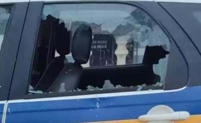 Jovem apedreja viatura em frente a quartel da Polícia Militar e é preso: ‘Estava doidão’
