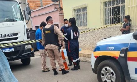 Menino de 7 anos corre para pegar bola e morre após ser atropelado por caminhão de lixo